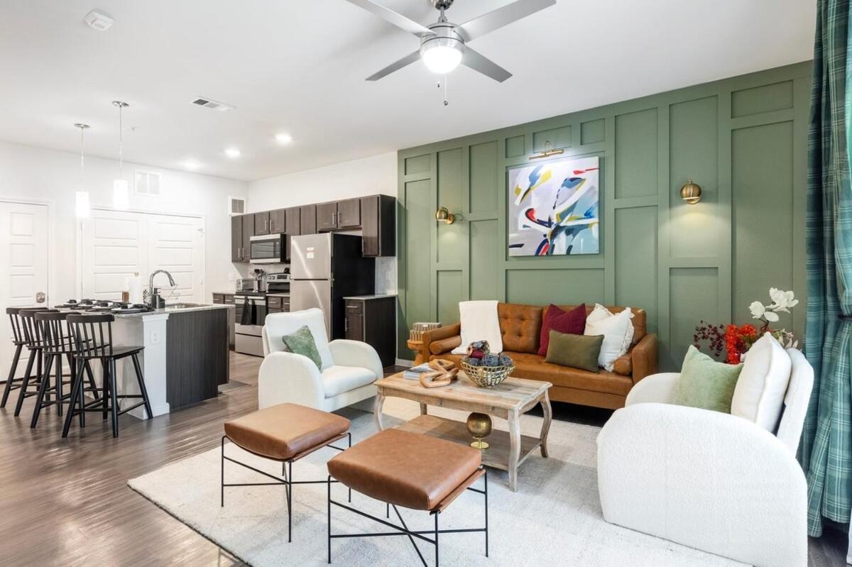 Regal Hideaway - Luxury Gated 1br With Pool And Gym - Pets Allowed Gated Apartment San Antonio