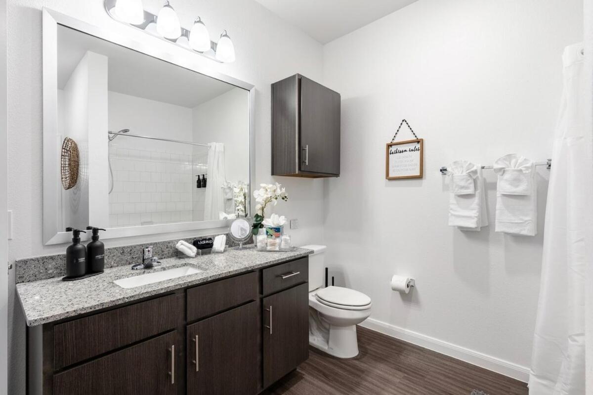 Regal Hideaway - Luxury Gated 1br With Pool And Gym - Pets Allowed Gated