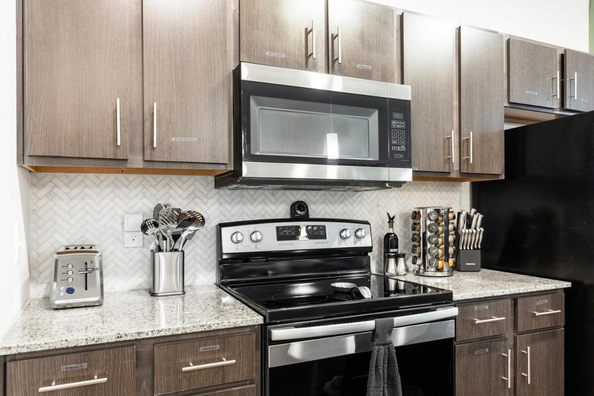 Regal Hideaway - Luxury Gated 1br With Pool And Gym - Pets Allowed Gated Apartment