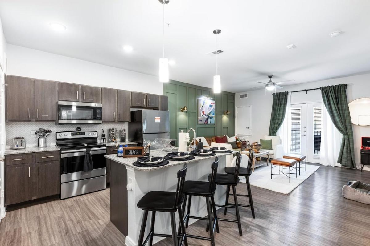 Regal Hideaway - Luxury Gated 1br With Pool And Gym - Pets Allowed Gated Apartment San Antonio