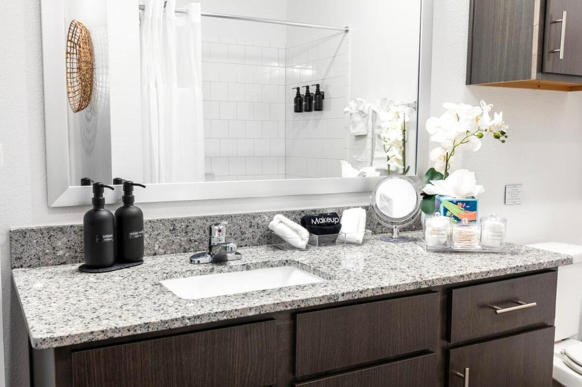 Regal Hideaway - Luxury Gated 1br With Pool And Gym - Pets Allowed Gated Apartment