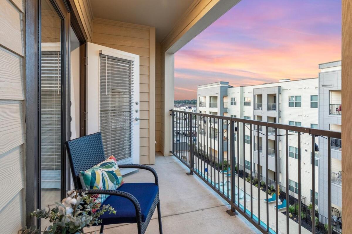 Regal Hideaway - Luxury Gated 1br With Pool And Gym - Pets Allowed Gated *