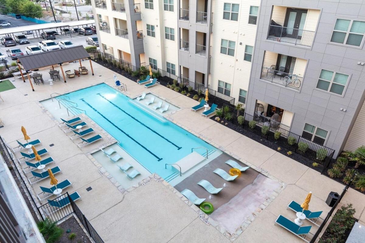 Regal Hideaway - Luxury Gated 1br With Pool And Gym - Pets Allowed Gated San Antonio